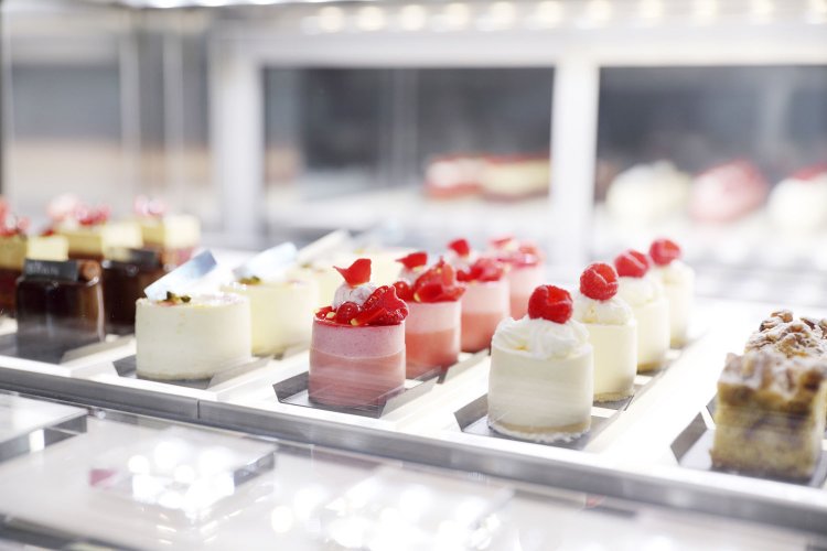 カフェではヨックモックのハイエンドブランド「アングラン」が手掛ける8種のケーキが味わえる。