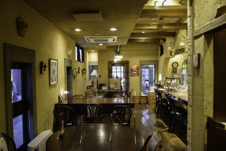 席と席の間もゆったりとスペースが取られた店内。