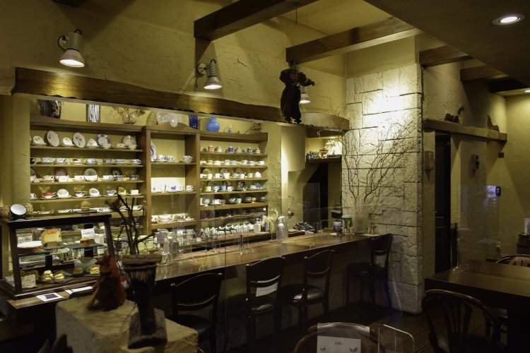 キレイに並べられた美しいカップ＆ソーサー。向かって右側が紅茶、左側はコーヒーやカフェオレ、チャイなどに使われる。