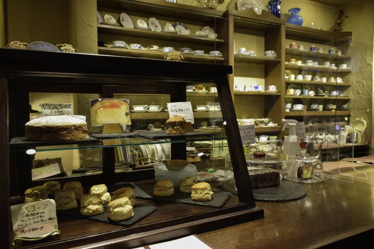 ケースにディスプレイされたスコーンやケーキ。どれも美味しそう！ すべて小林さん手作りの自家製だ。