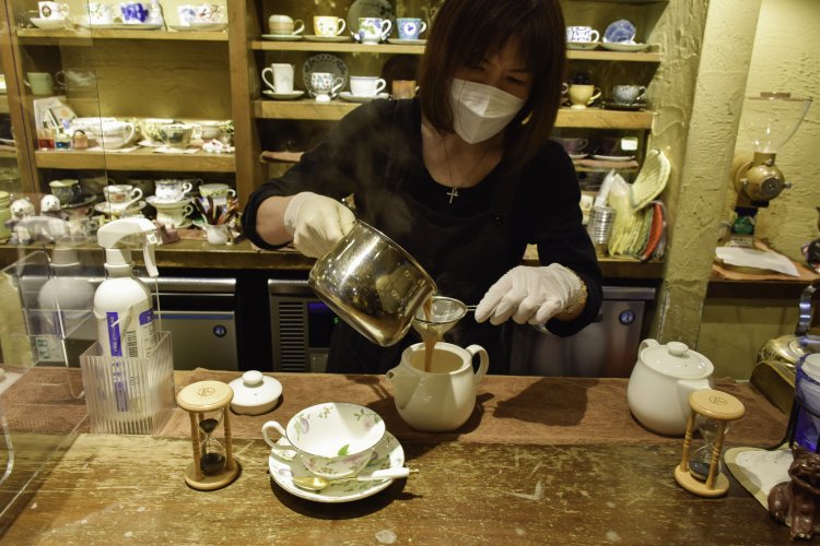 ロイヤルミルクティーを作る店主の小林千恵さん。たっぷりのミルクと紅茶を一緒にじっくり蒸らして作ることでコクが出る。