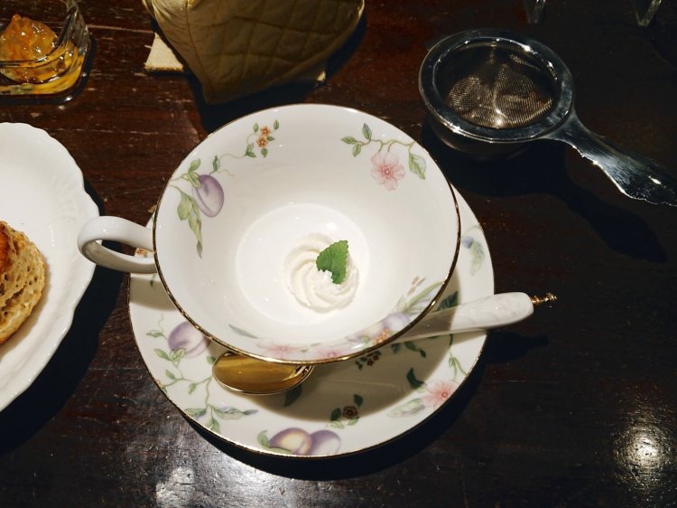 ティーカップの底に生クリームとミントが！ 茶こしを使ってくるくると回すように注ぐとよいと教えてくれた。