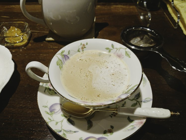 底にあったクリームがふんわり溶けて、こっくりクリーミーな味わいに。ロイヤルミルクティー770円。