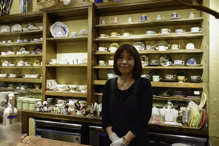 明るい笑顔でお客さんを迎える小林千恵さん。小林さんに会いに来るお客さんも多いに違いない。