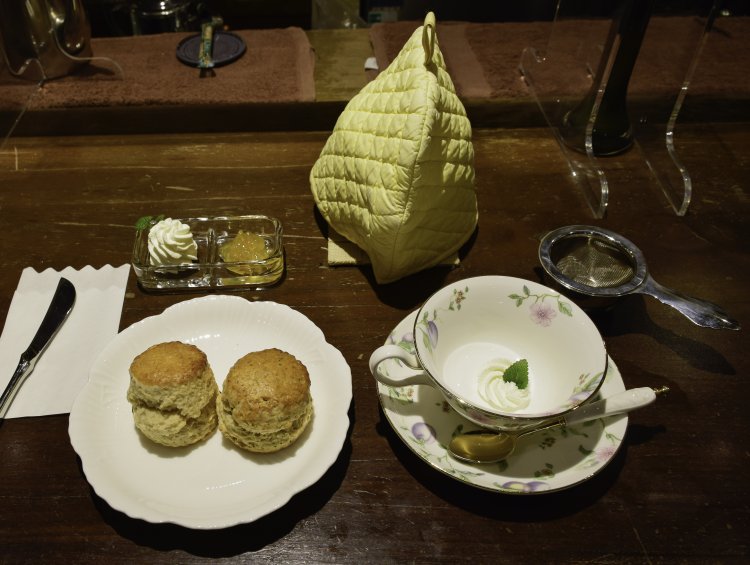 ロイヤルミルクティー770円。スコーン（2個）550円。トッピングは、生クリームのほかに2種のジャム、ハチミツから1つ選べる。