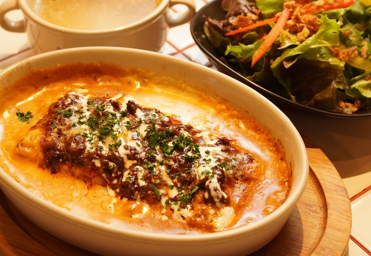 ラザニ屋のラザニアのセットは、スープとサラダが付いて1350円。サラダはバケットに変更可能。