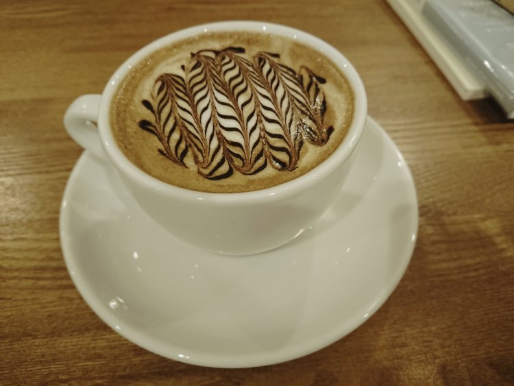 ほうじ茶ラテ（季節のラテ）612円（テイクアウト600円）にチョコレートソース51円（テイクアウト50円）をトッピング。ほろ苦さと甘さの絶品マリアージュ。