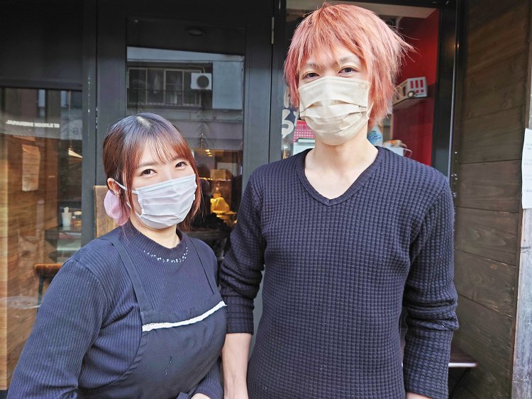 店主の小島哲也さん。奥様の明日香さんとはオープンとほぼ同時に結婚。店でも家庭でもよきパートナー。