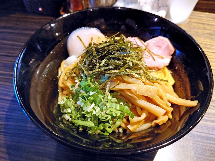 油そば1380円。麺量は茹で前240g、具だくさんでボリューム満点。