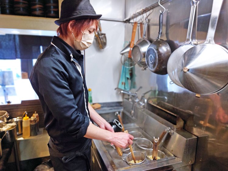 ラーメンの話になると真面目な顔になる店主。