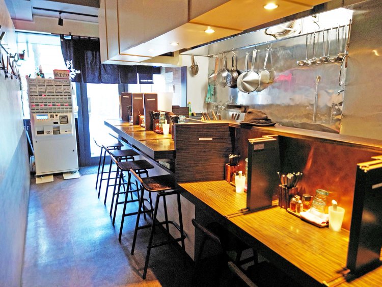 カウンター10席。柔らかな照明でバーのような落ち着く店内。