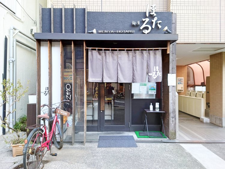 JR埼京線板橋駅から徒歩20秒。東口左手の交番前、緩い坂道を上がってすぐ右側。坂の手前にある立て看板が目印。