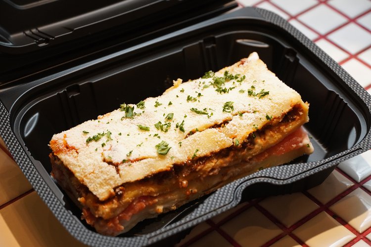 テイクアウト用のラザニ屋のラザニア。これにベシャメルソースが付いて890円。