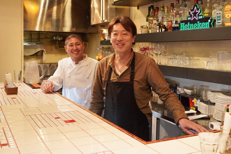 左がオーナーの江隅さん。右は高円寺店店長の東さん。