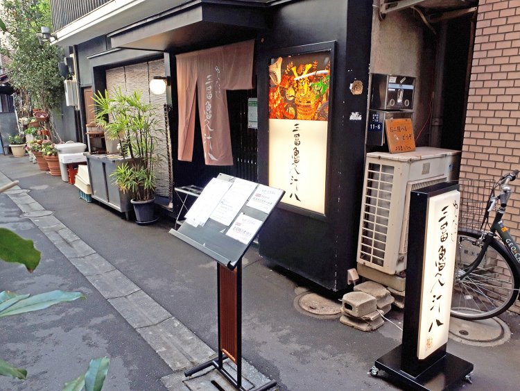 道の真ん中に排水溝があるのは江戸時代の水路の名残だろうか。