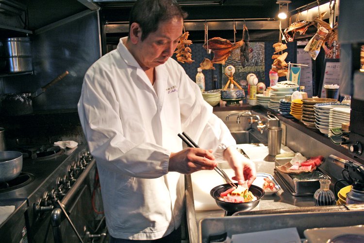 手早く無駄のない動きで美しい料理ができあがっていく。