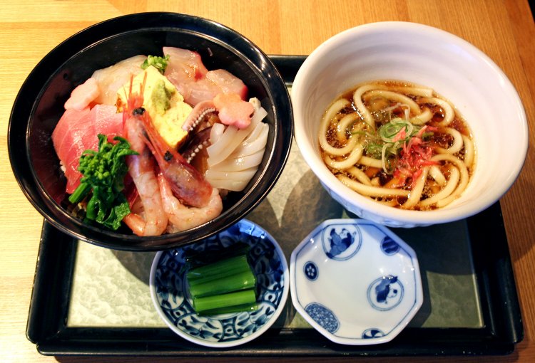 春の彩どりづけ丼ぶり1500円。小皿には青森産小松菜のおひたし。