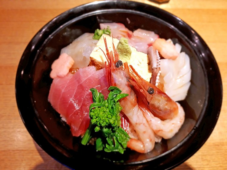 この日のネタはマグロ、ヒラメ、クロムツ、スルメイカ、甘エビ、玉子、菜の花。