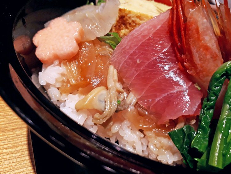 ごはんは梅酢でピンクに。お米は青森のブランド米「青天の霹靂（へきれき）」。