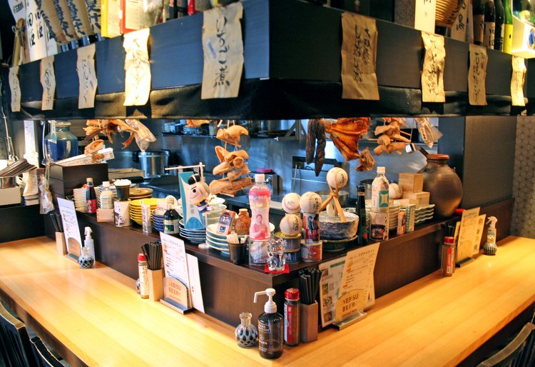 店主は元野球少年。カウンターには野球ボールが飾られている。