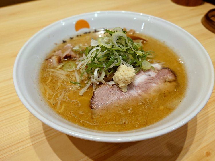 味噌らーめん850円。ラードが張った熱々スープは思いの外マイルド。卸し生姜で後味サッパリ。
