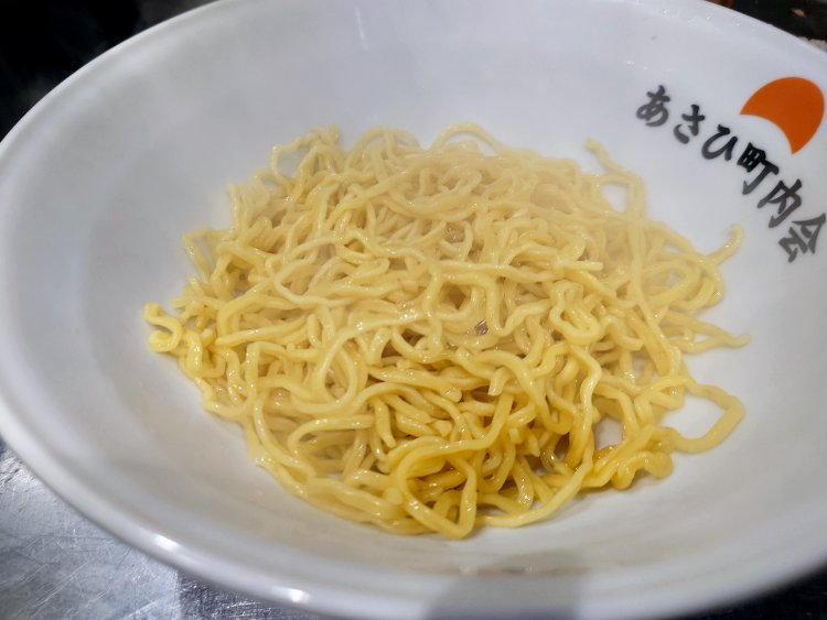 茹で上がったばかりの黄色い縮れの強い麺。麺だけでも美味しそう。