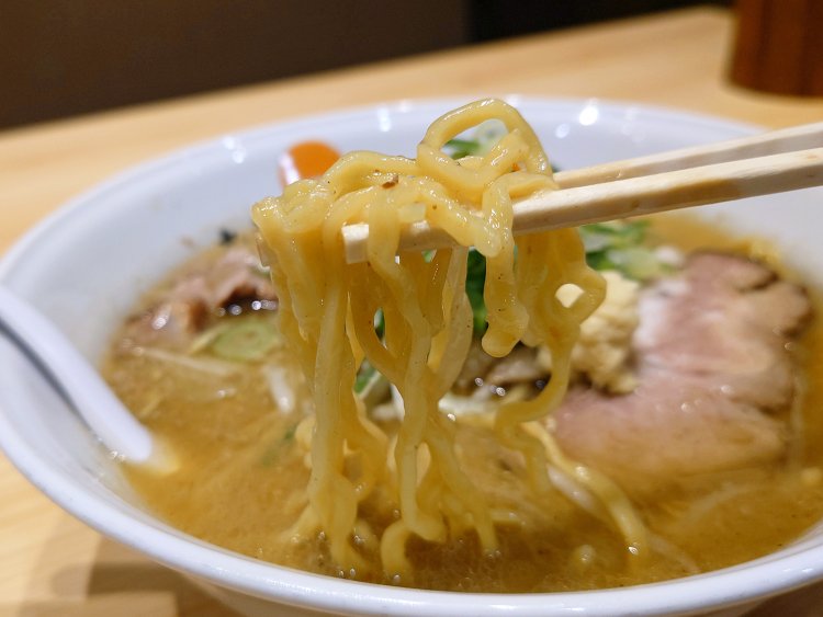 森住製麺の熟成縮れ中太麺。麺の縮れにスープがよく絡む。