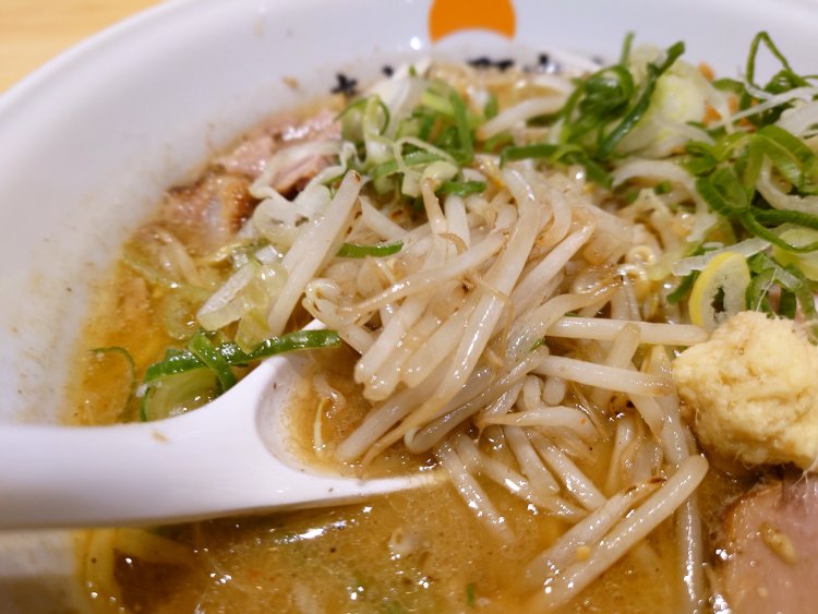 鍋で煽って焼きつけたもやしは、柔らかすぎず硬すぎず、ほどよくシャキッとした食感。