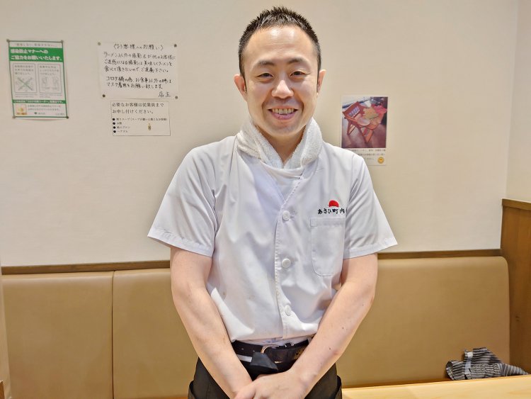 店主の本山敬也さん。初心を忘れないようにと、故郷の北海道石狩の町内会からつけた名を掲げて店に立つ。