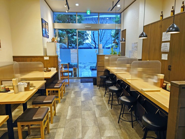 念願の独立店は、カウンター6席のほか、4人卓や2人卓、中待ち席もある。