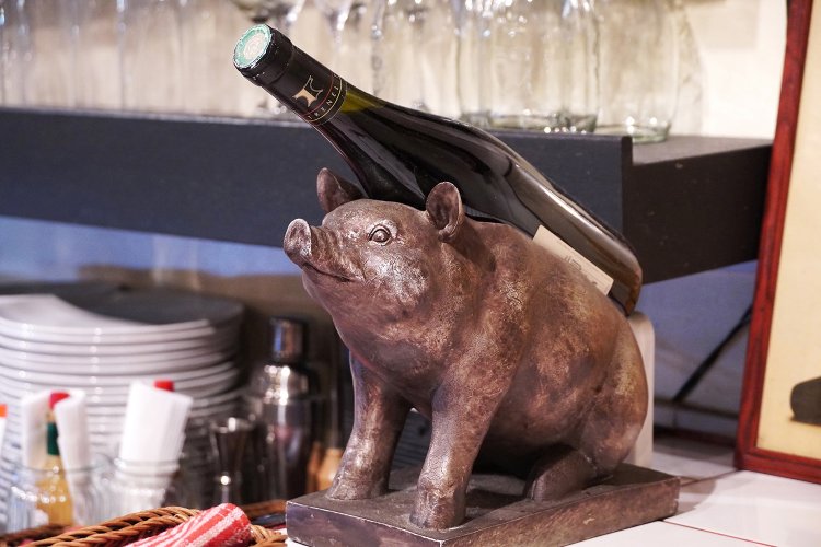 店の守り神（？）のぶたちゃん。看板やパッケージのイラストにもなっている。