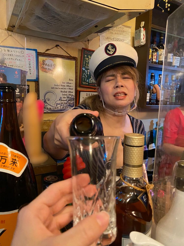 ビールを注いでくれるドルさん。サービスタイムである。