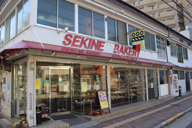 横に長い『セキネベーカリー』。かつては自動販売機の向こうの部分も、パン工場として使われていた。