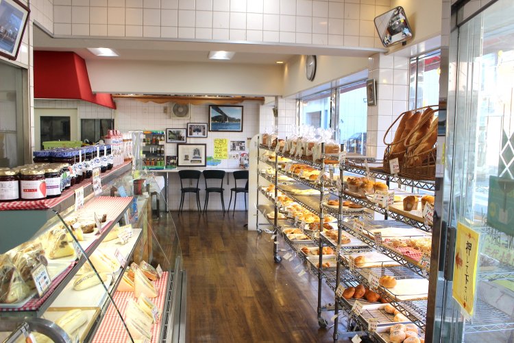 現在の店舗内。梁が飛び出ているのはワケがある。