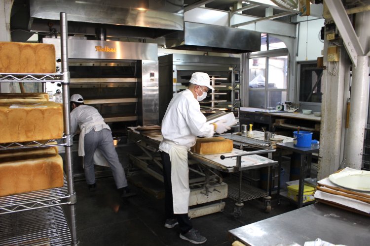 浅草にある洋食の有名店『ヨシカミ』も『セキネベーカリー』のパンを使っている。