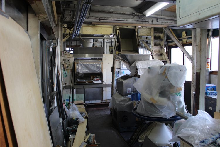 これが給食用のパンを作っていた工場。現在の厨房の横に今も当時のまま残っている。