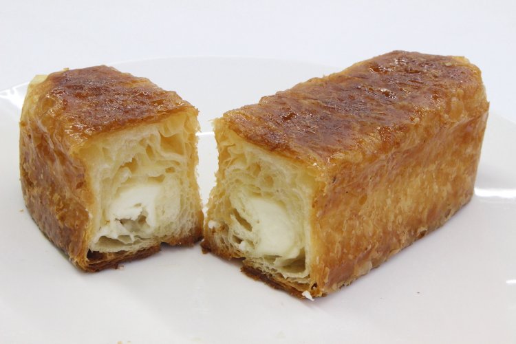 名物は四角いクロワッサン。これはクロワッサンカマンベールチーズ195円。さっくり生地ととろりなチーズが抜群の組み合わせ。