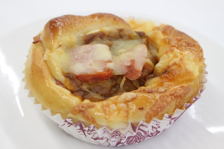 ごろっとカレー216円。上に乗ったチーズとトマトが風味を贅沢にさせている。