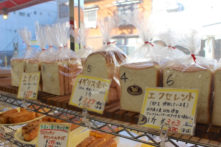 食パンもいろいろな種類がそろっている。