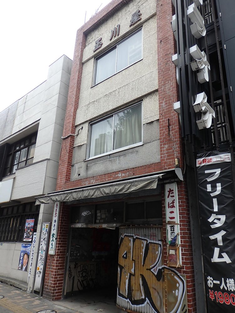 おそらくタバコ以外のものも販売していたであろう商店だが、閉店してかなりの年数が経っていると思われる（恵比寿）。