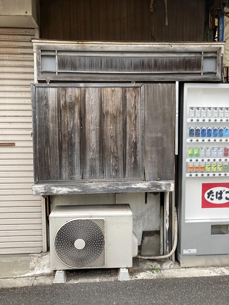 古そうなタバコ屋出窓。ここ30年くらいは開いているのを見ていない気がする（高田馬場）。