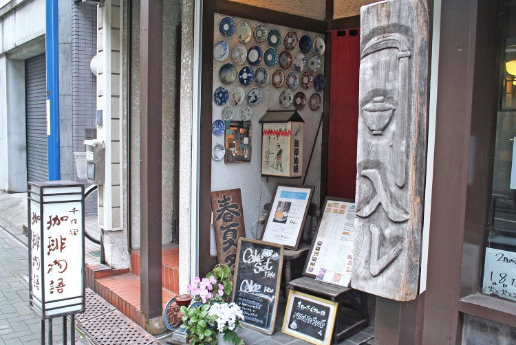 店頭には江戸時代の判じ絵を思わせるレトロな看板。