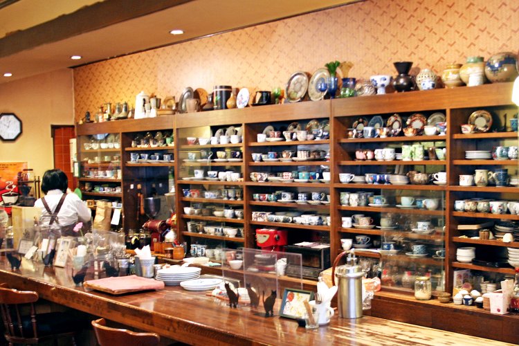 カウンターの中の棚には有田焼のカップ＆ソーサーが並ぶ。