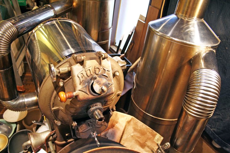 店内の焙煎機。ほぼ毎日午前中に焙煎する。作業は客席からもガラス越しに見える。