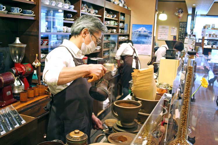 お湯の落とし方によっても味が変わる。繊細な作業だ。