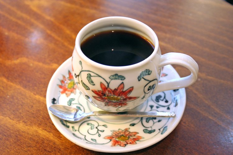 物語ブレンド700円。カップ＆ソーサーは店主の手作り。