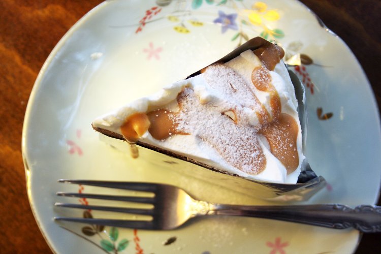 キャラメルバナナケーキ420円。ケーキも望月さんのお手製。大きくカットされたバナナがゴロゴロ入っていて絶品！