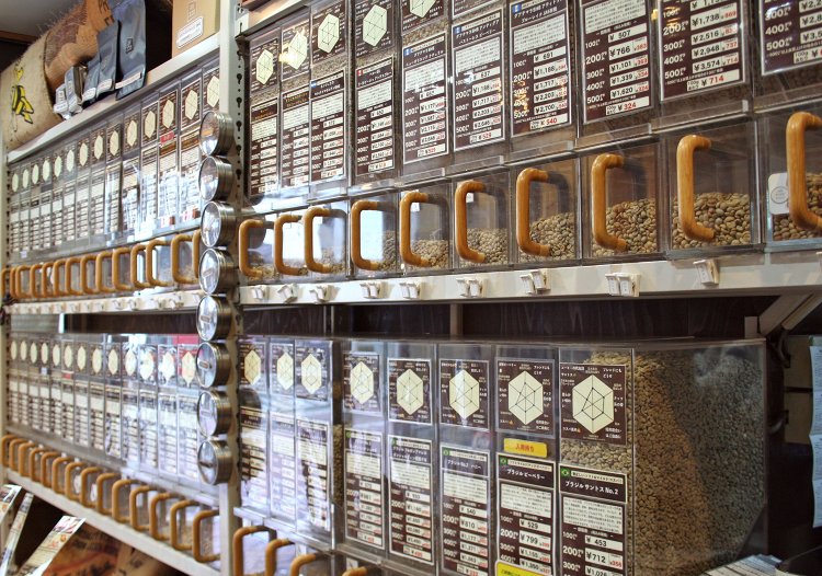 焙煎前の生豆の状態でずらりと並ぶコーヒー豆。