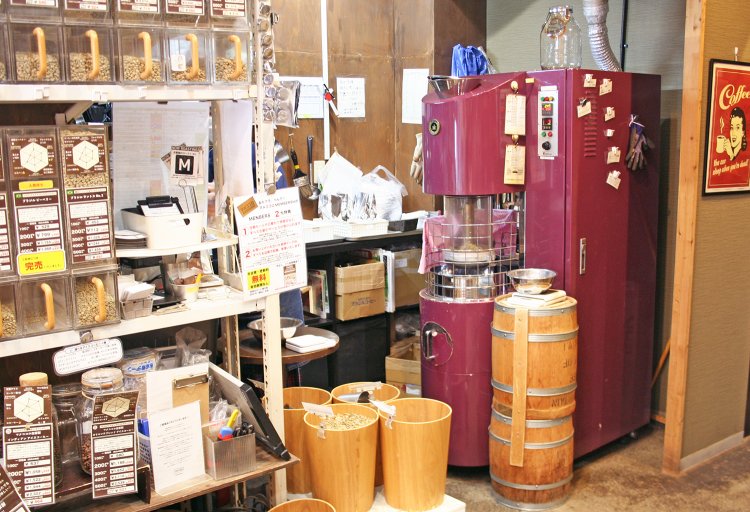 店内にある焙煎機。豆を選ぶとだいたい3～4分で焙煎してくれる。