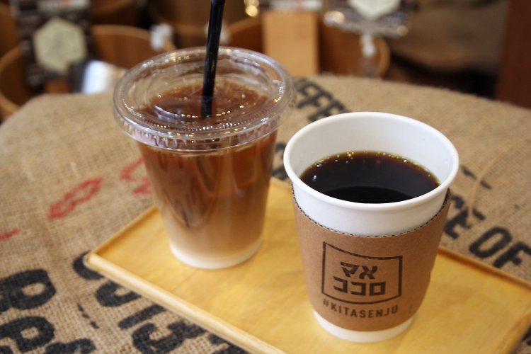 ドリップコーヒー260円、アイスカフェオレ300円。テイクアウトはドリップコーヒー180円、アイスカフェオレ230円。